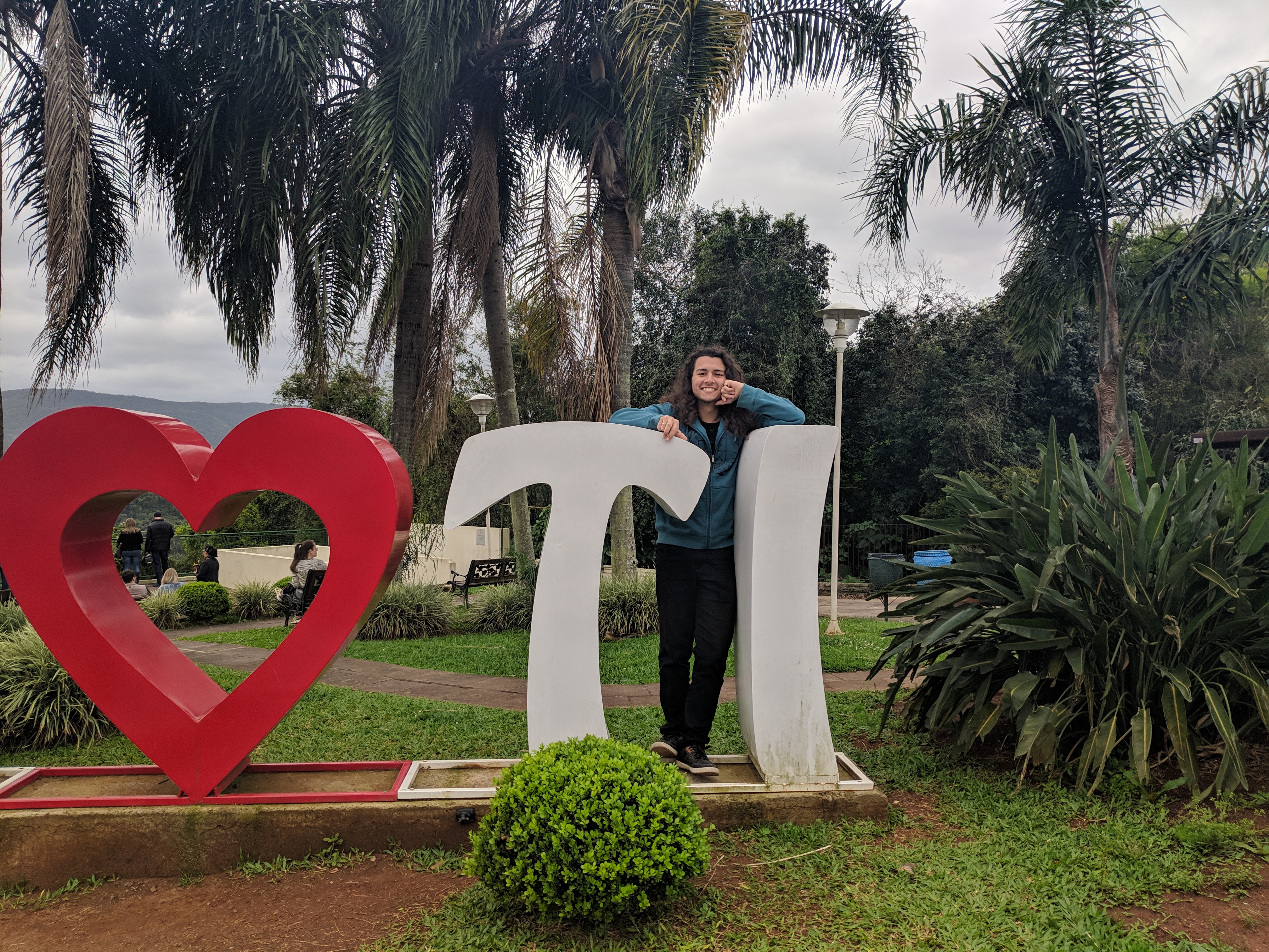 Luís at Ivoti's sign 'I love Ivoti'